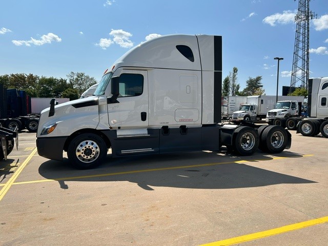 2024 Freightliner CASCADIA 126 - image 1 of 4