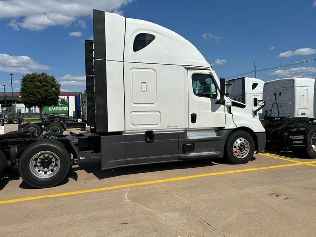 2024 Freightliner CASCADIA 126 - image 4 of 4