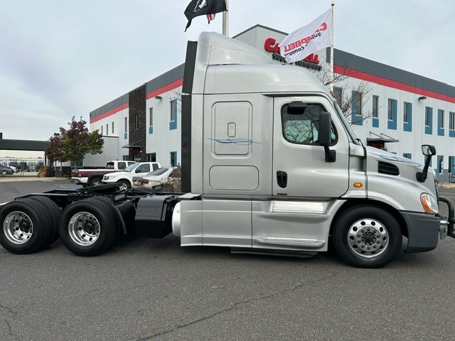 2019 Freightliner CASCADIA 113 - image 1 of 6