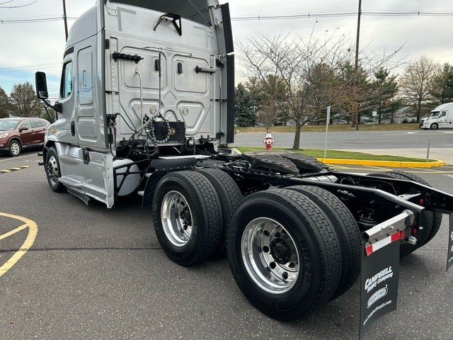 2019 Freightliner CASCADIA 113 - image 2 of 6