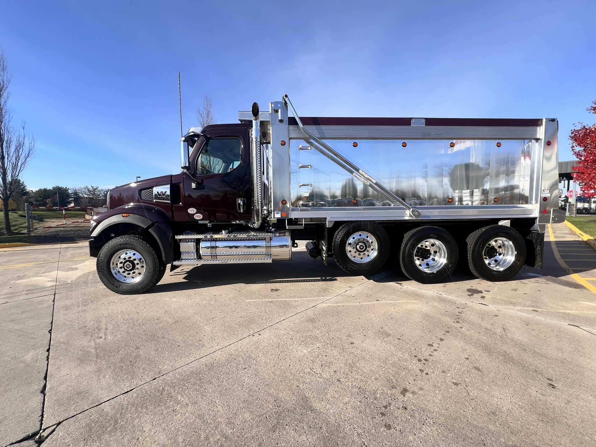 2025 Western Star Trucks 49X - image 3 of 6