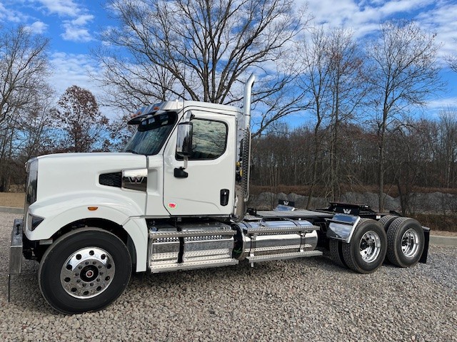 2025 Western Star Trucks 49X - image 3 of 6