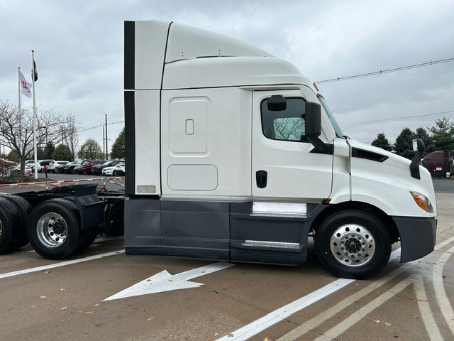 2020 Freightliner CASCADIA 116 - image 2 of 6