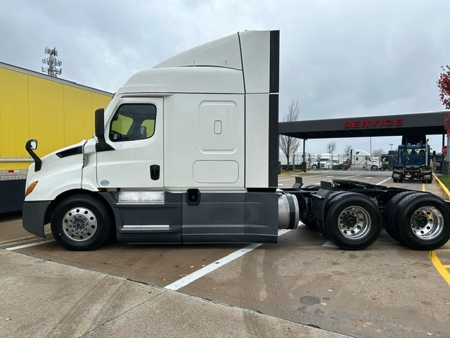 2020 Freightliner CASCADIA 116 - image 4 of 6