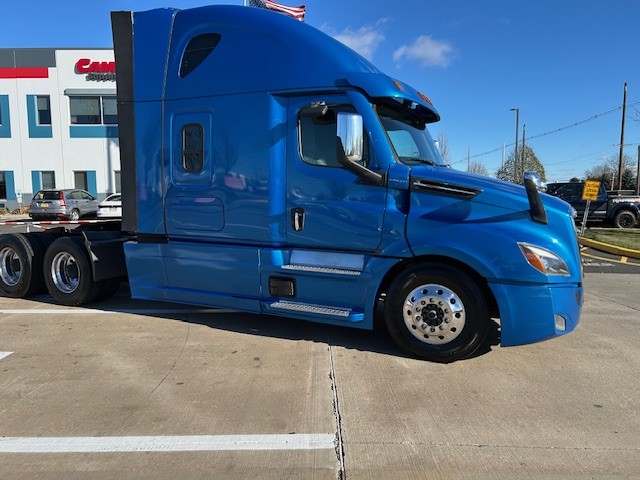 2020 FREIGHTLINER CASCADIA PT126S - image 2 of 6