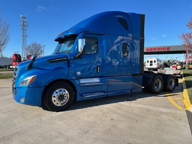 2020 FREIGHTLINER CASCADIA PT126S - image 5 of 6