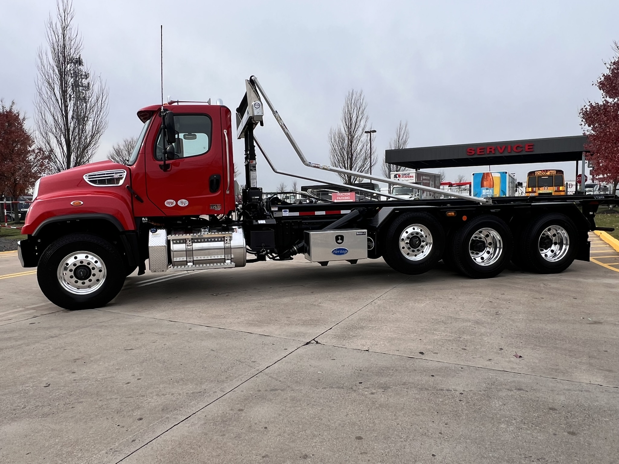 2025 FREIGHTLINER 114SD - image 3 of 6