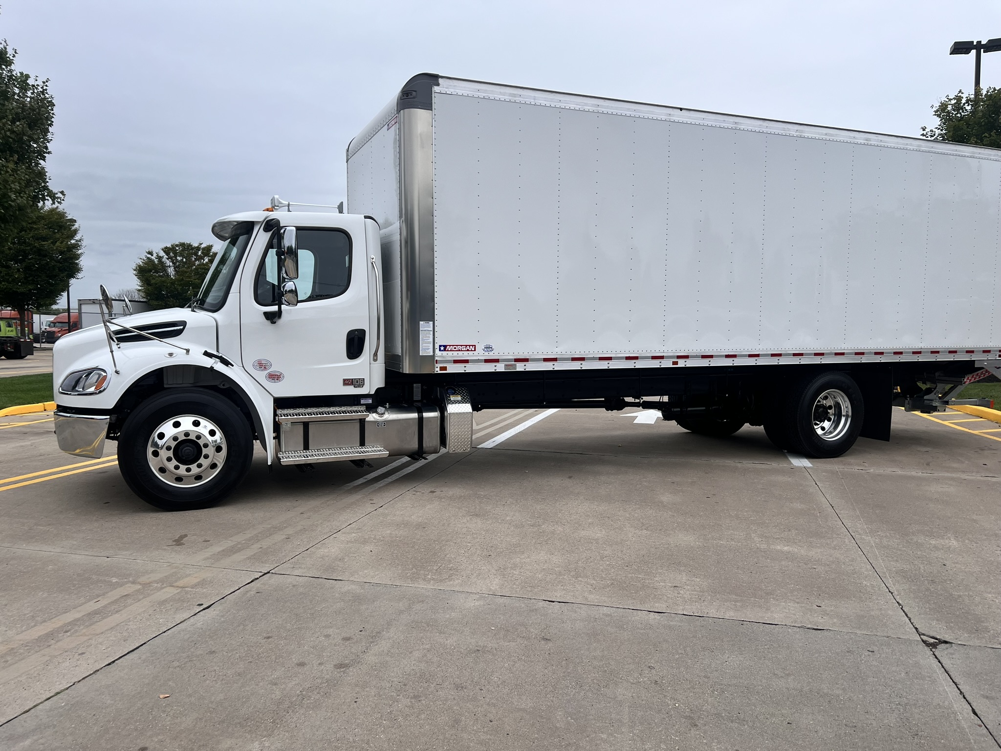 2025 FREIGHTLINER M2106 - image 2 of 6