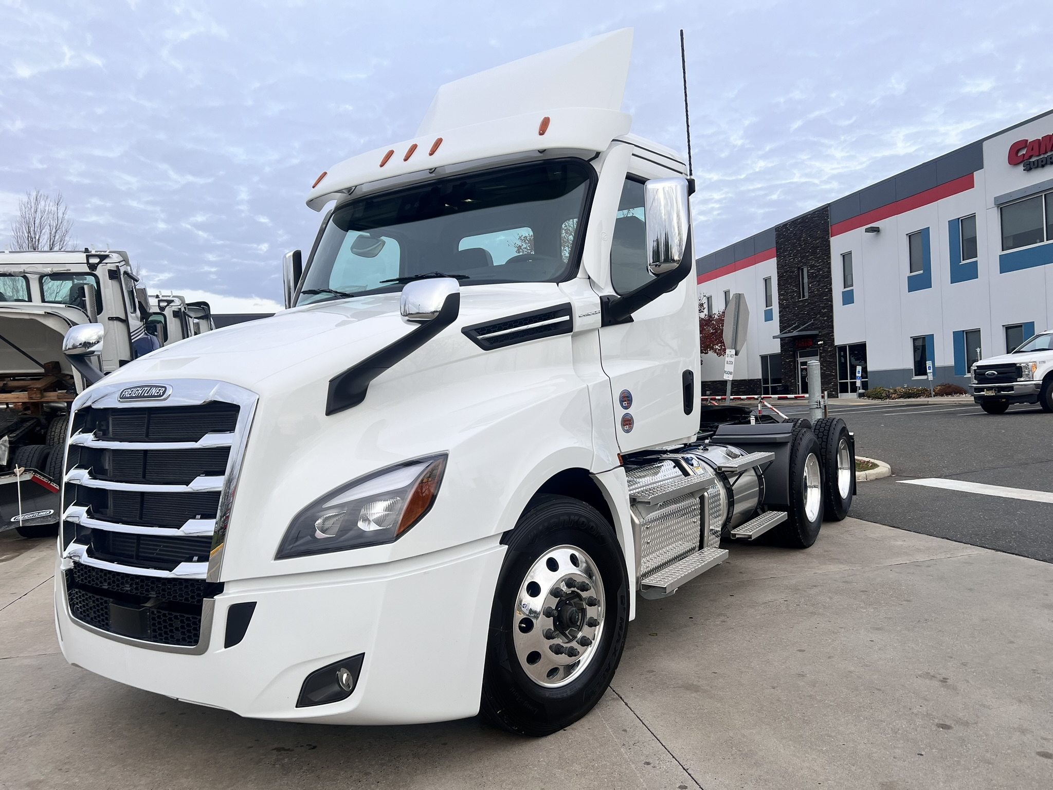 2025 FREIGHTLINER Cascadia PT126D - image 2 of 6