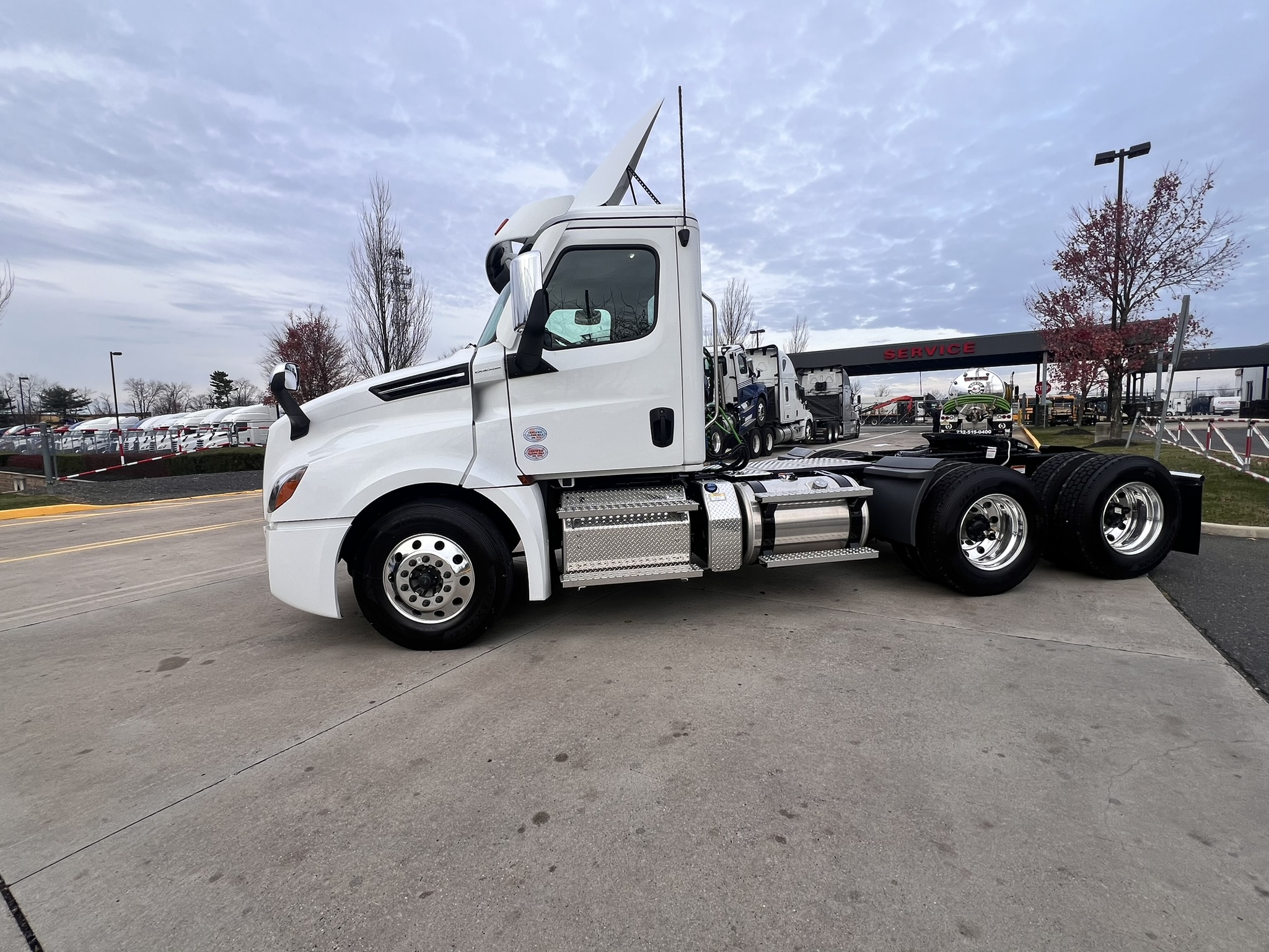 2025 FREIGHTLINER Cascadia PT126D - image 3 of 6