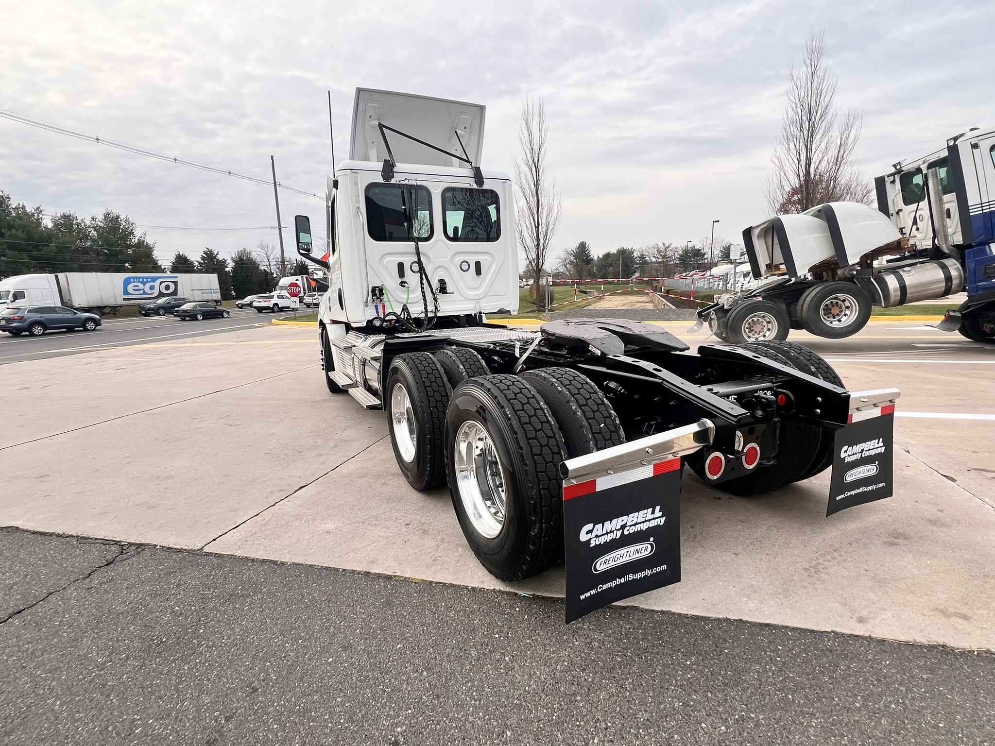 2025 FREIGHTLINER Cascadia PT126D - image 4 of 6