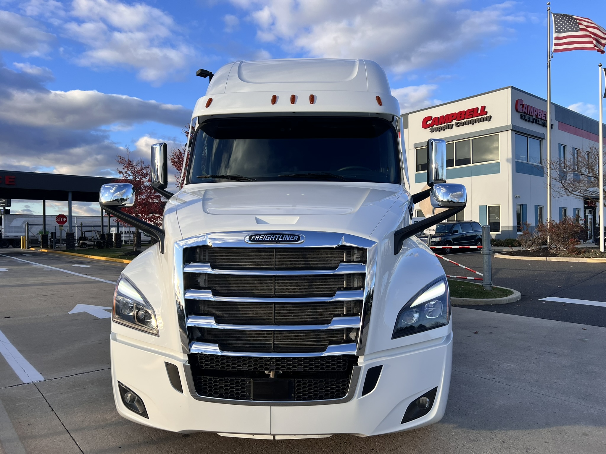 2025 FREIGHTLINER Cascadia PT126S - image 1 of 6