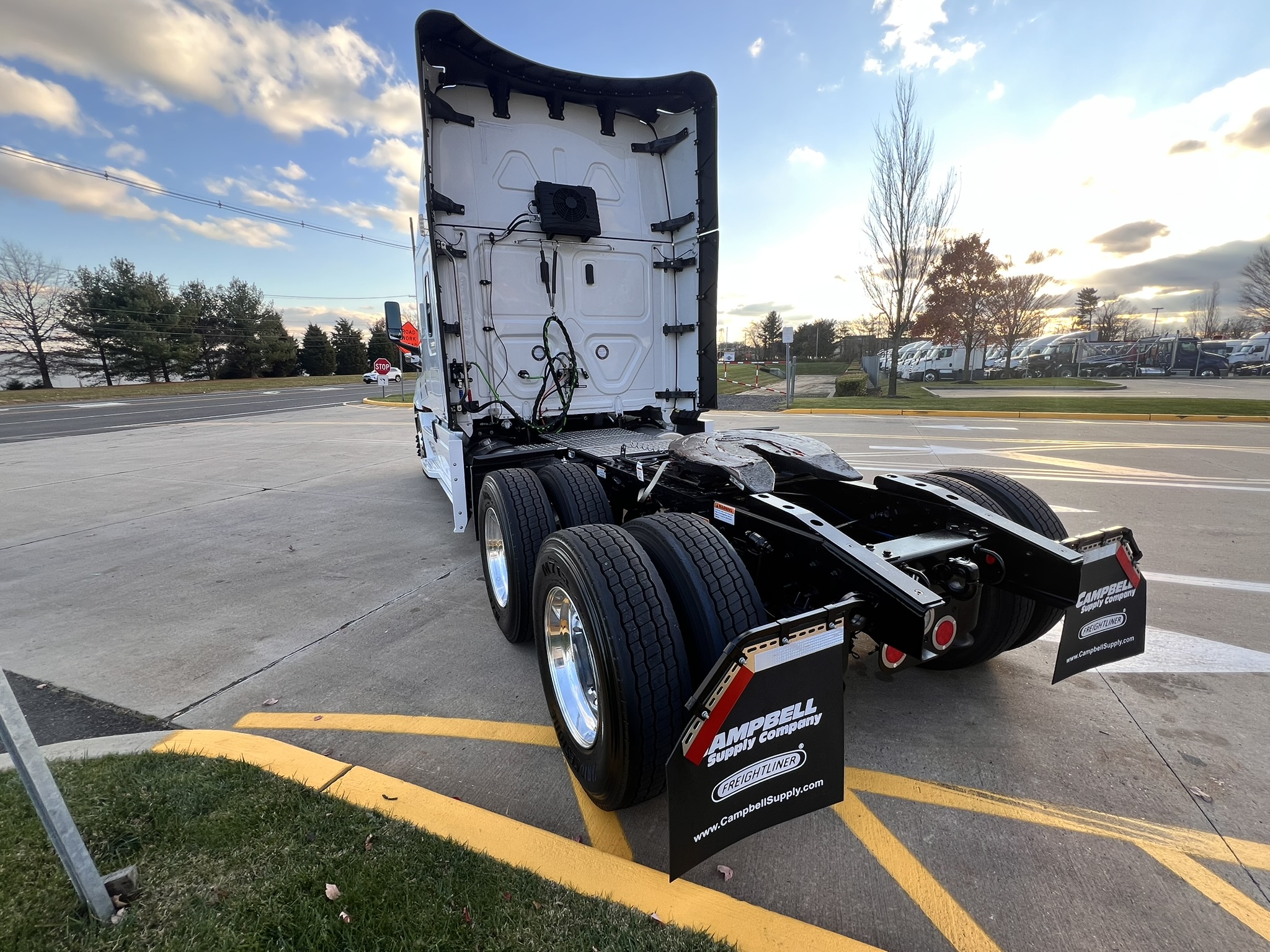 2025 FREIGHTLINER Cascadia PT126S - image 4 of 6