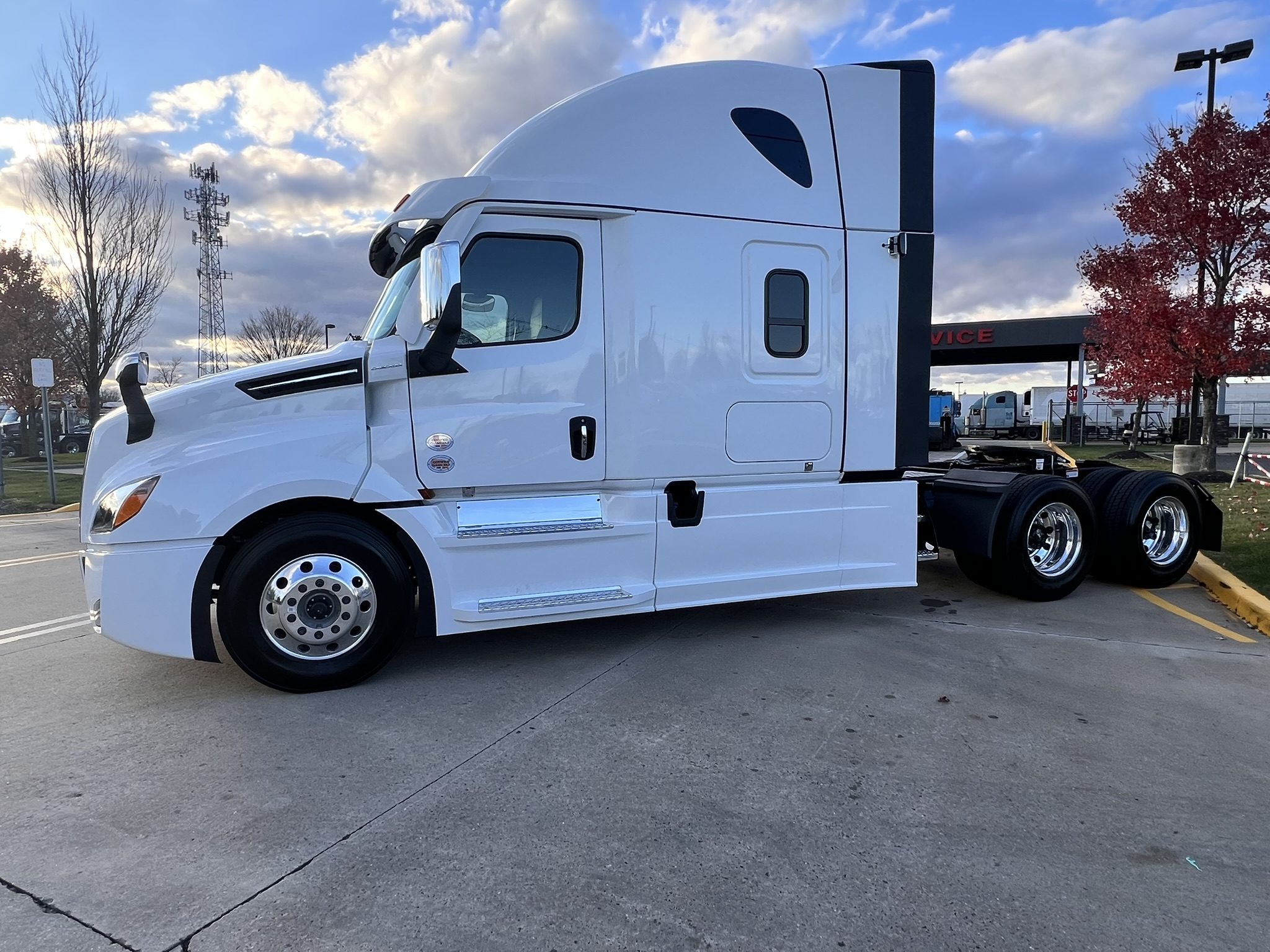 2025 FREIGHTLINER Cascadia PT126S - image 3 of 6