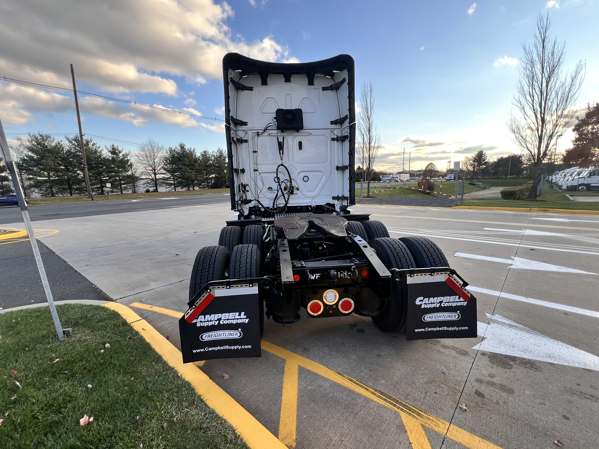 2025 FREIGHTLINER Cascadia PT126S - image 5 of 6