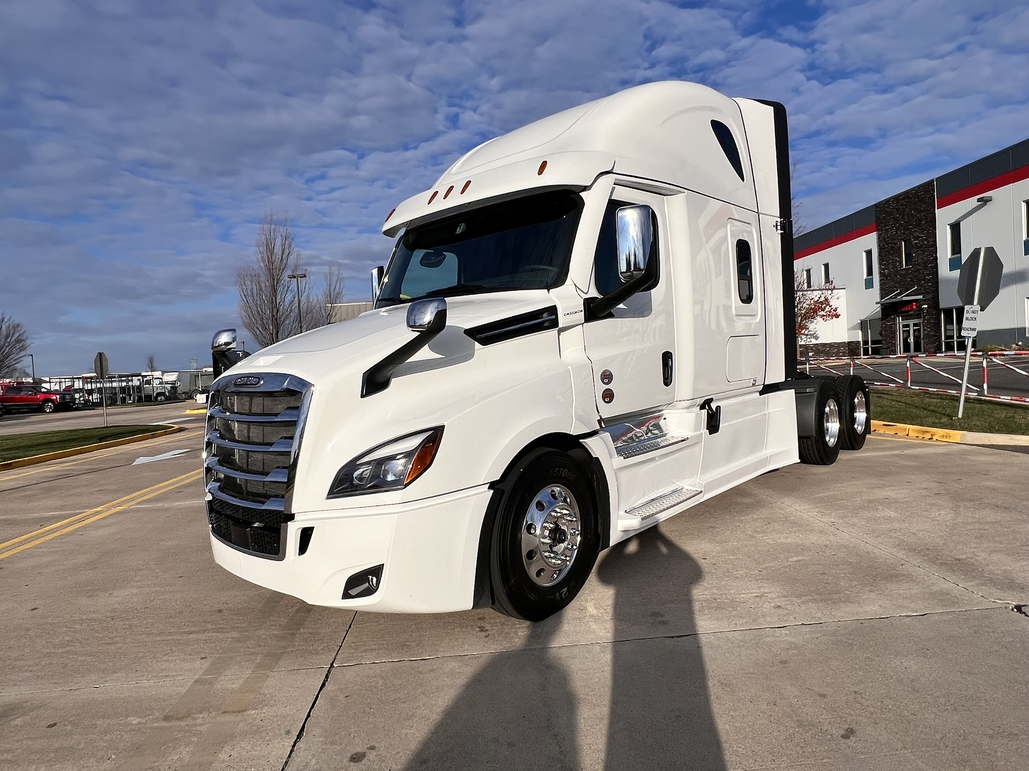 2025 FREIGHTLINER Cascadia PT126S - image 2 of 6