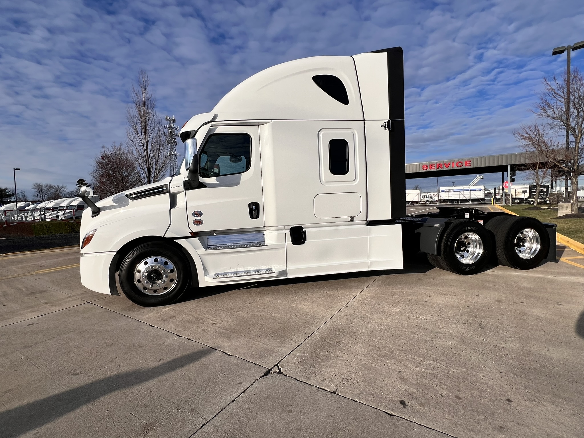 2025 Freightliner Cascadia PT126S - image 3 of 6