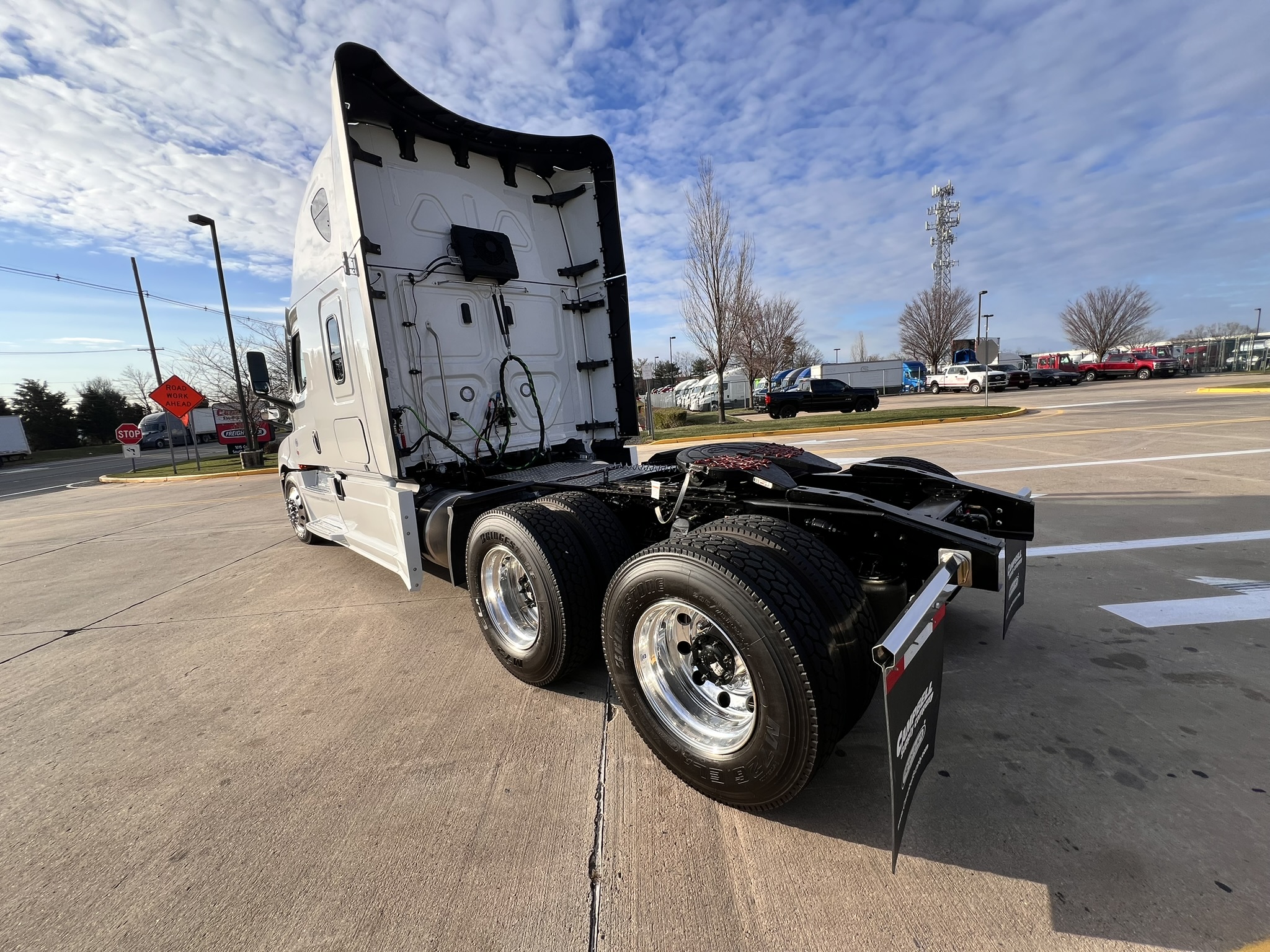 2025 Freightliner Cascadia PT126S - image 4 of 6