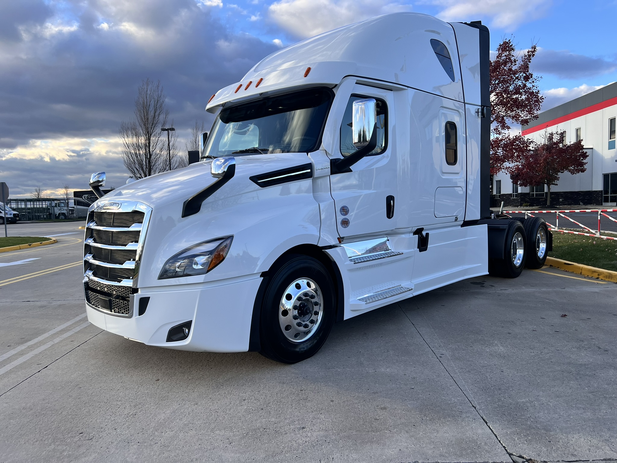 2025 FREIGHTLINER CASCADIA PT126S - image 2 of 6