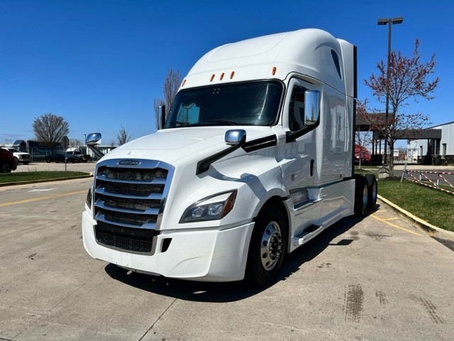 2019 Freightliner CASCADIA 126 - image 2 of 6