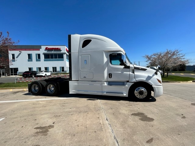 2019 Freightliner CASCADIA 126 - image 3 of 6