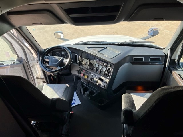 2019 Freightliner CASCADIA 126 - image 6 of 6