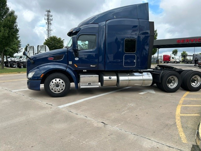 2019 PETERBILT 579 - image 2 of 6