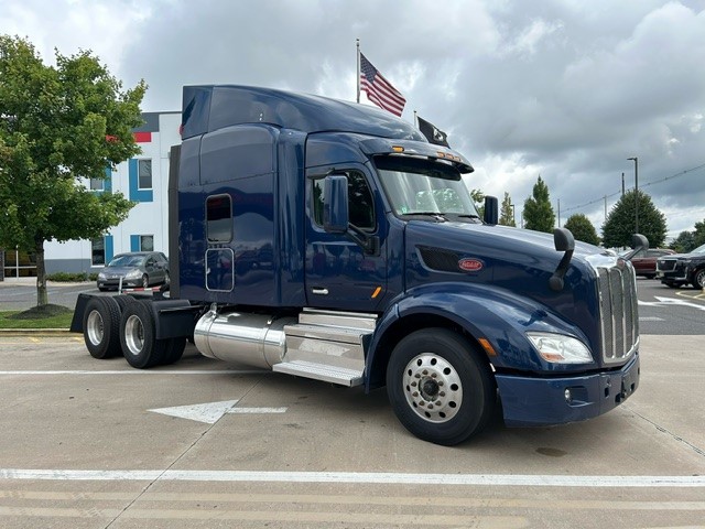 2019 PETERBILT 579 - image 2 of 6