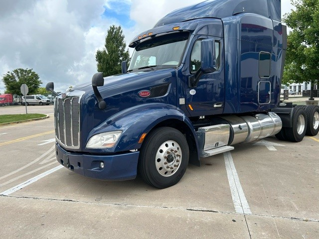 2019 PETERBILT 579 - image 3 of 6