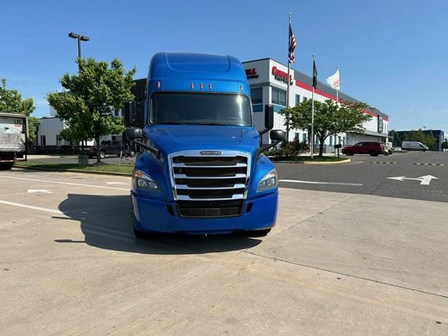 2019 Freightliner CASCADIA PT126S - image 1 of 6