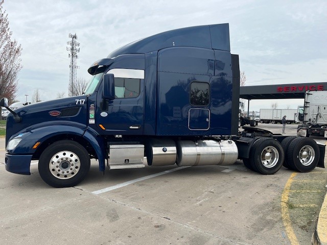 2019 PETERBILT 579 - image 2 of 6