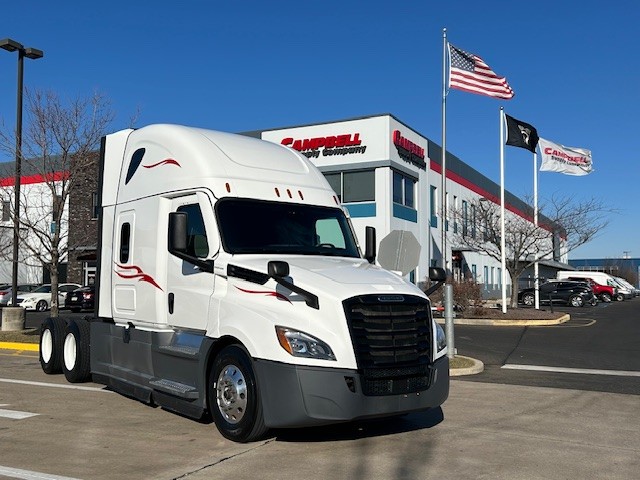 2021 Freightliner CASCADIA 126 - image 1 of 6