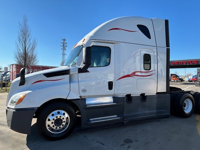 2021 Freightliner CASCADIA 126 - image 2 of 6