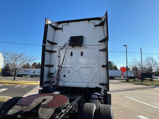 2021 Freightliner CASCADIA 126 - image 4 of 6