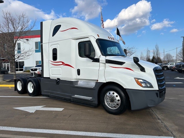 2021 FREIGHTLINER CASCADIA PT126S - image 2 of 6