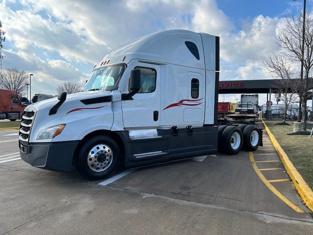 2021 FREIGHTLINER CASCADIA PT126S - image 3 of 6