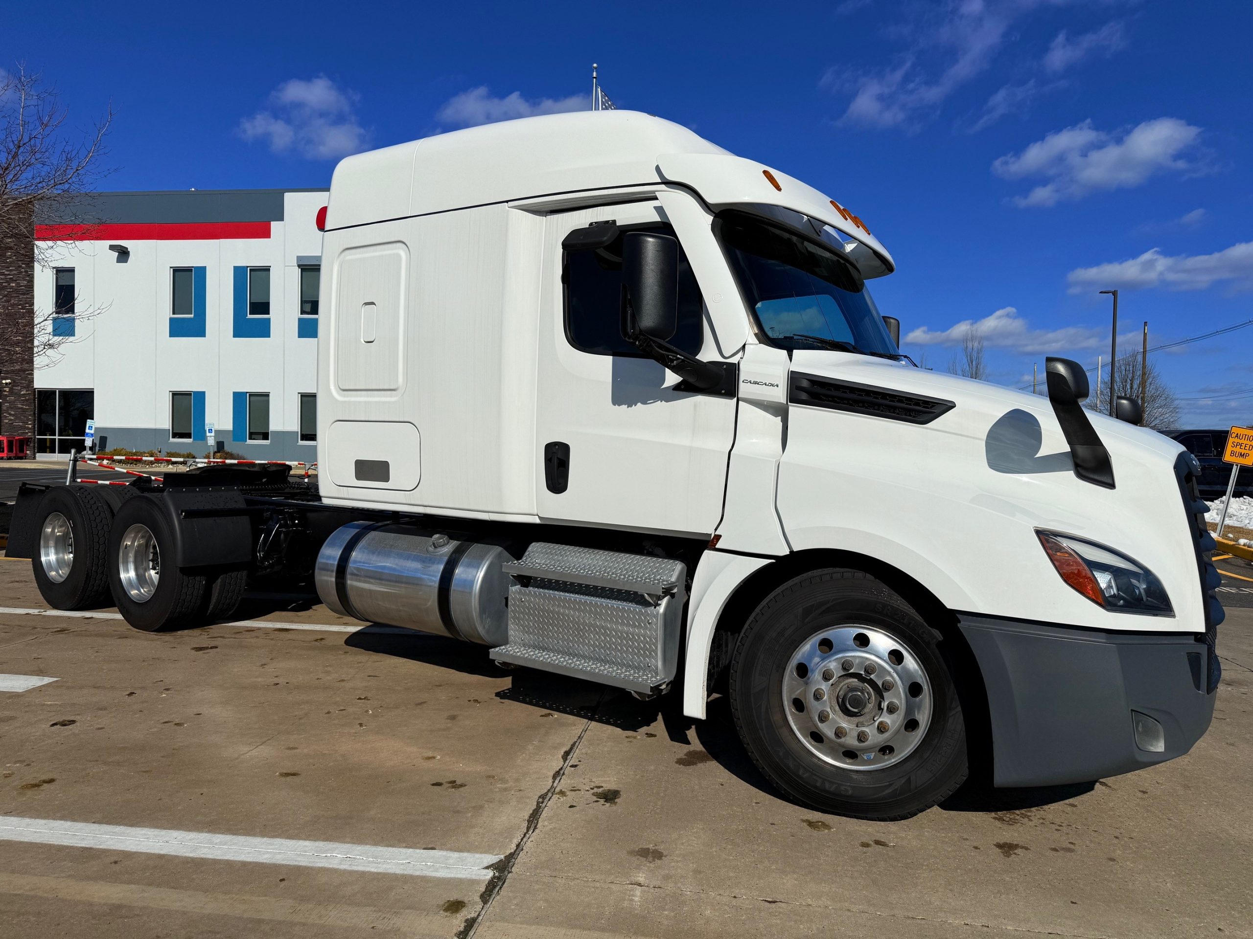 2020 Freightliner CASCADIA PT126S - image 1 of 6