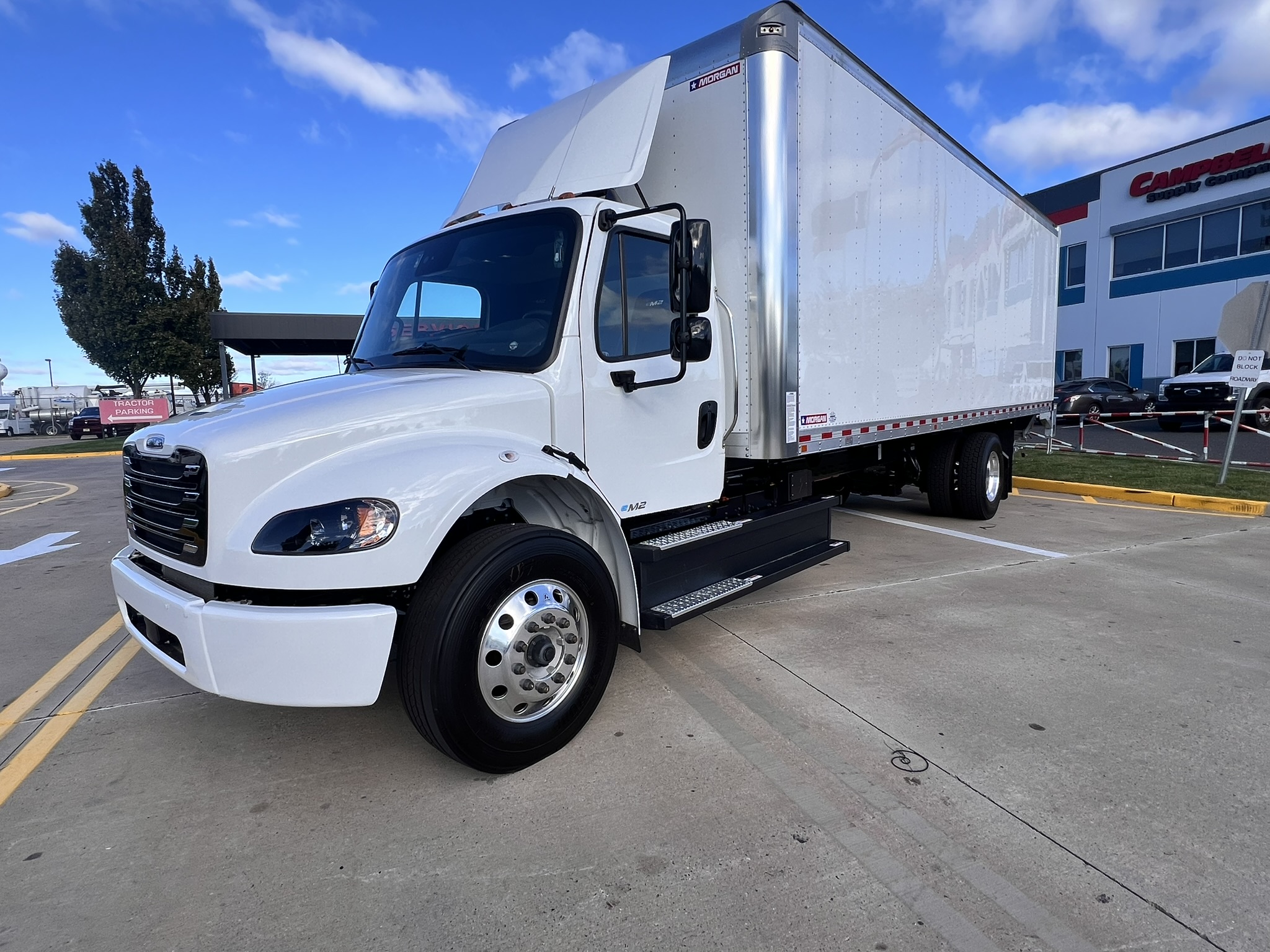 2024 FREIGHTLINER eM2-106 - image 2 of 6