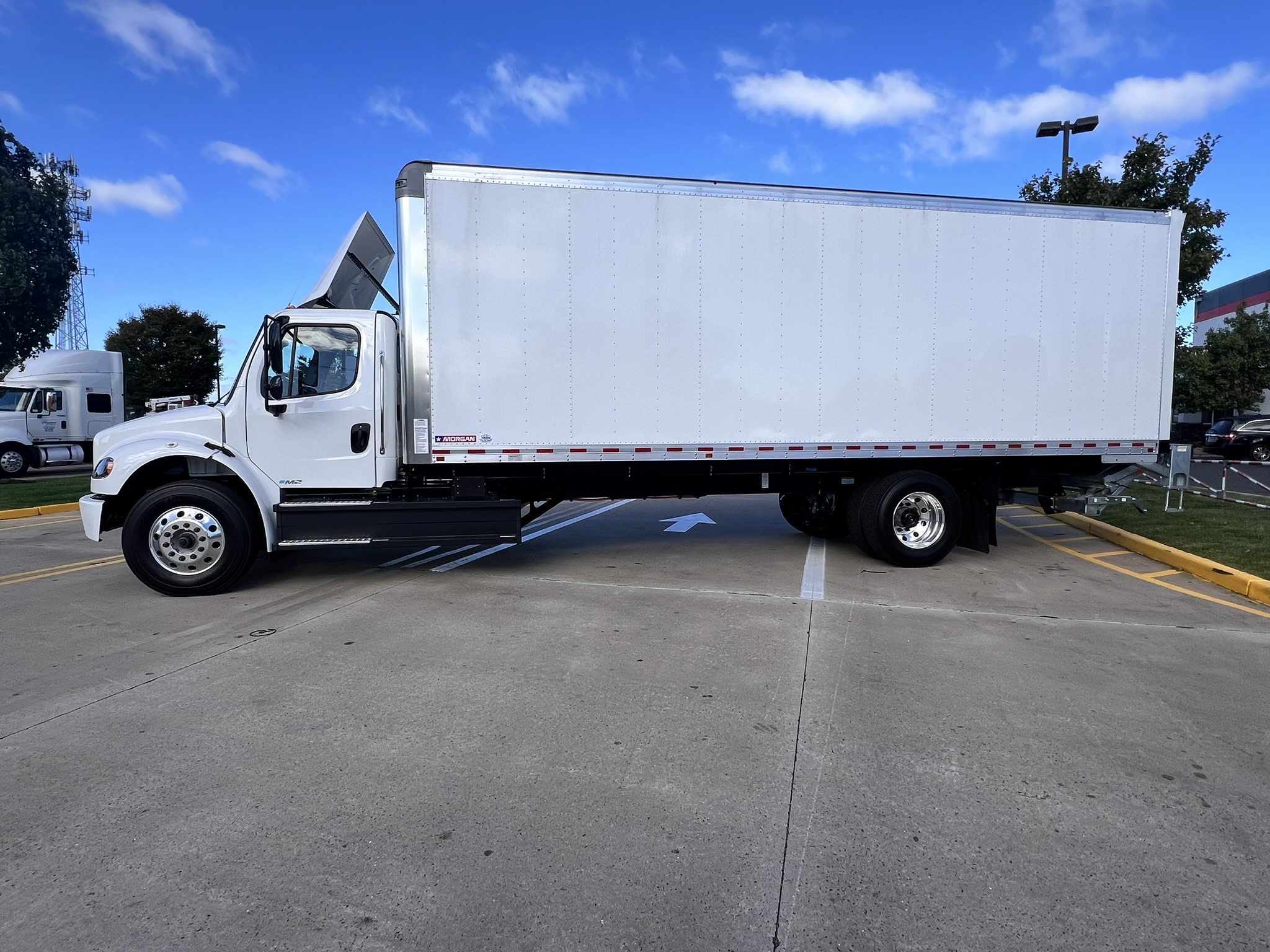 2024 FREIGHTLINER eM2-106 - image 3 of 6