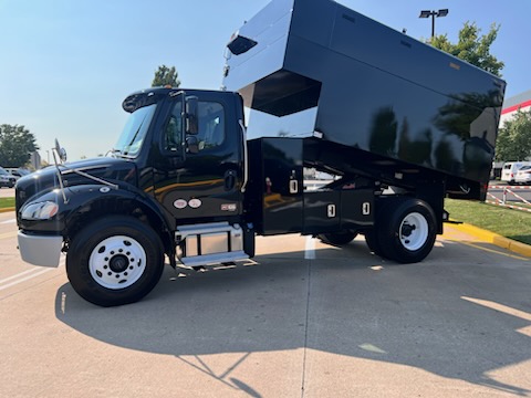 2025 FREIGHTLINER M2106 - image 2 of 6