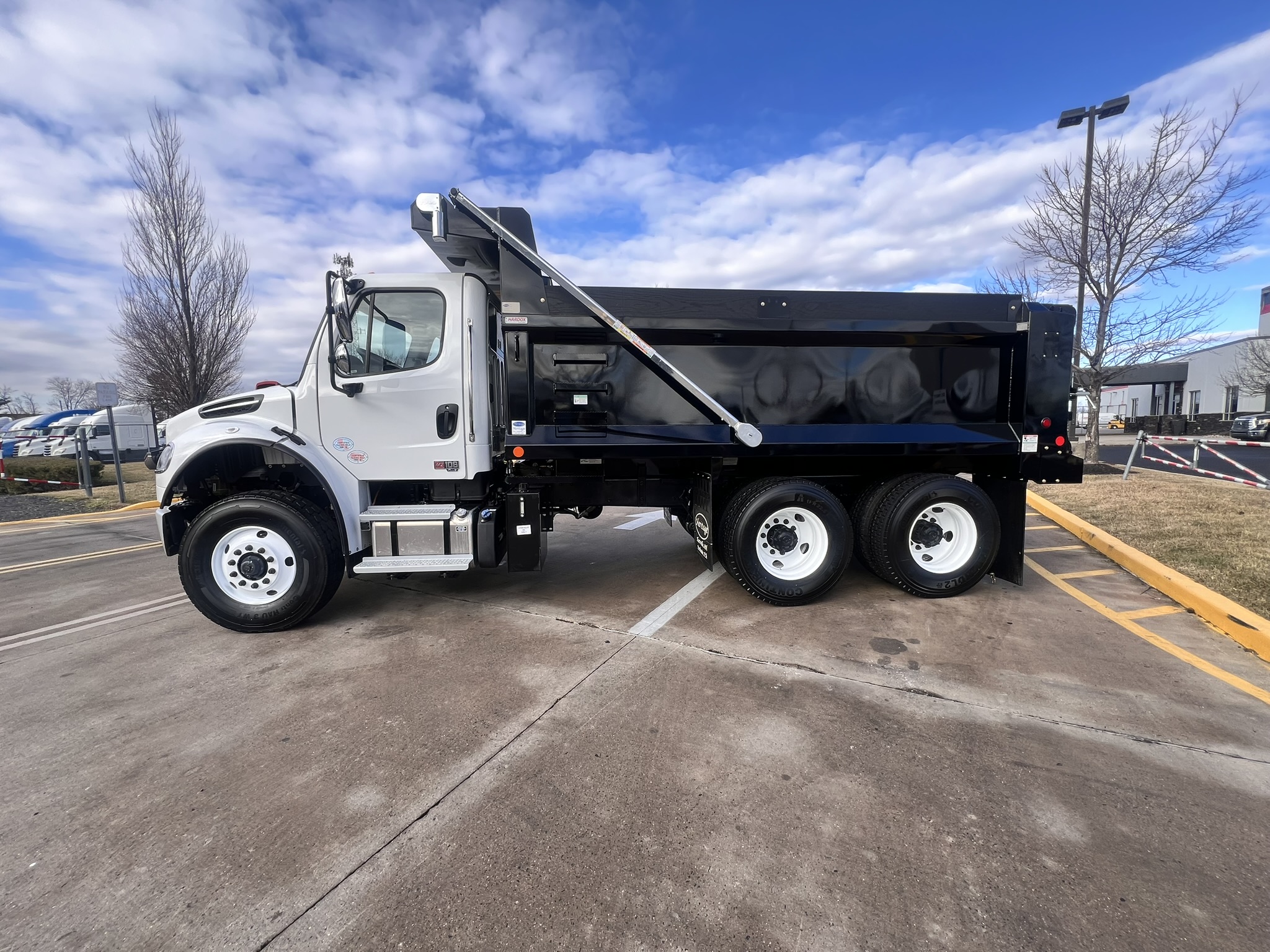 2025 FREIGHTLINER M2106 - image 3 of 6