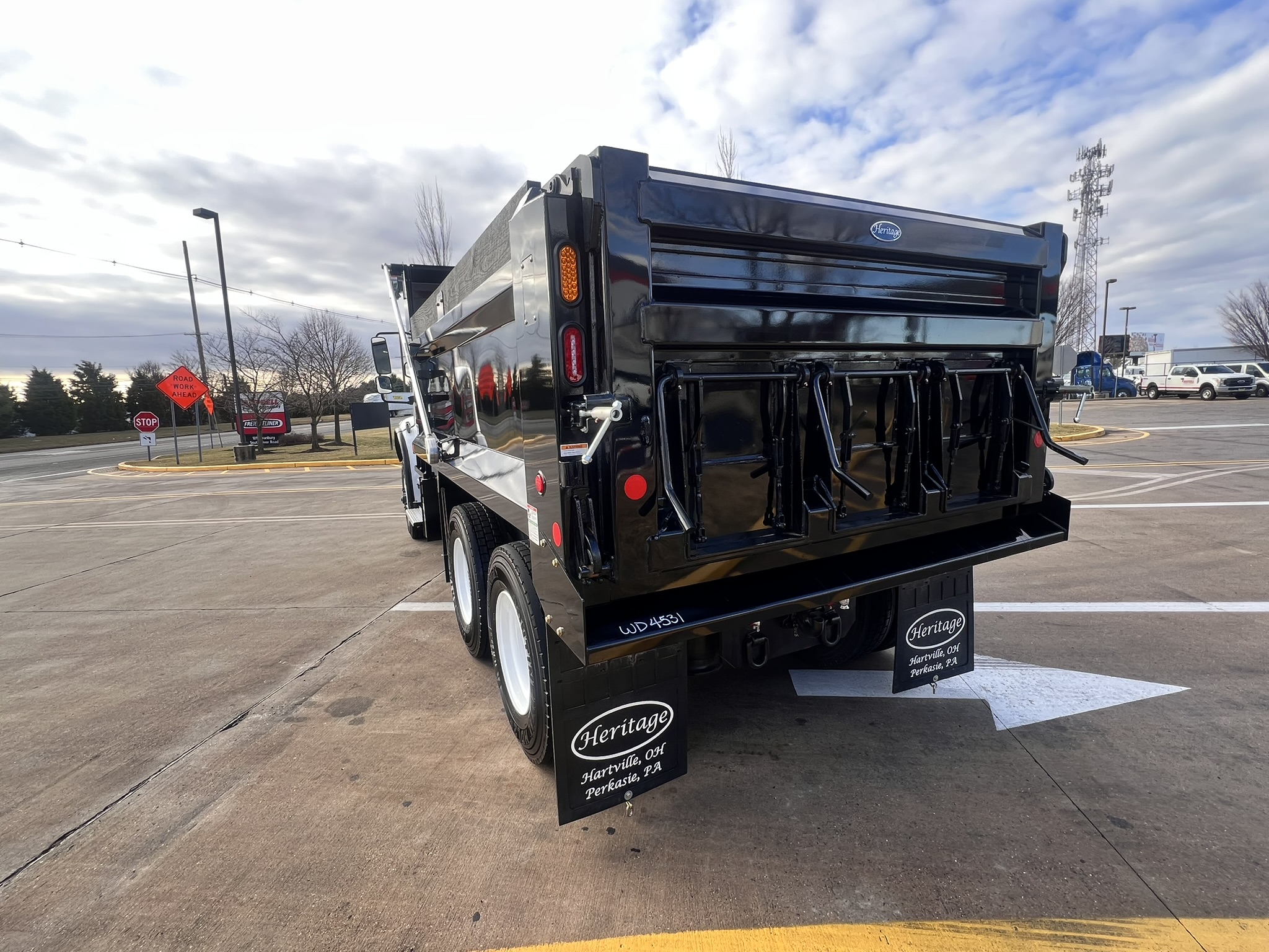 2025 FREIGHTLINER M2-106 - image 4 of 6