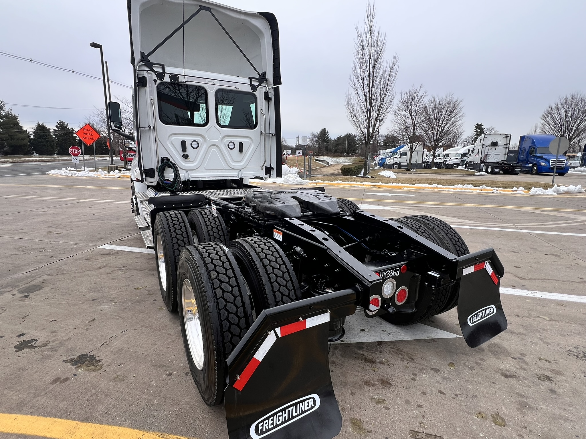 2025 FREIGHTLINER CASCADIA PT126D - image 4 of 6