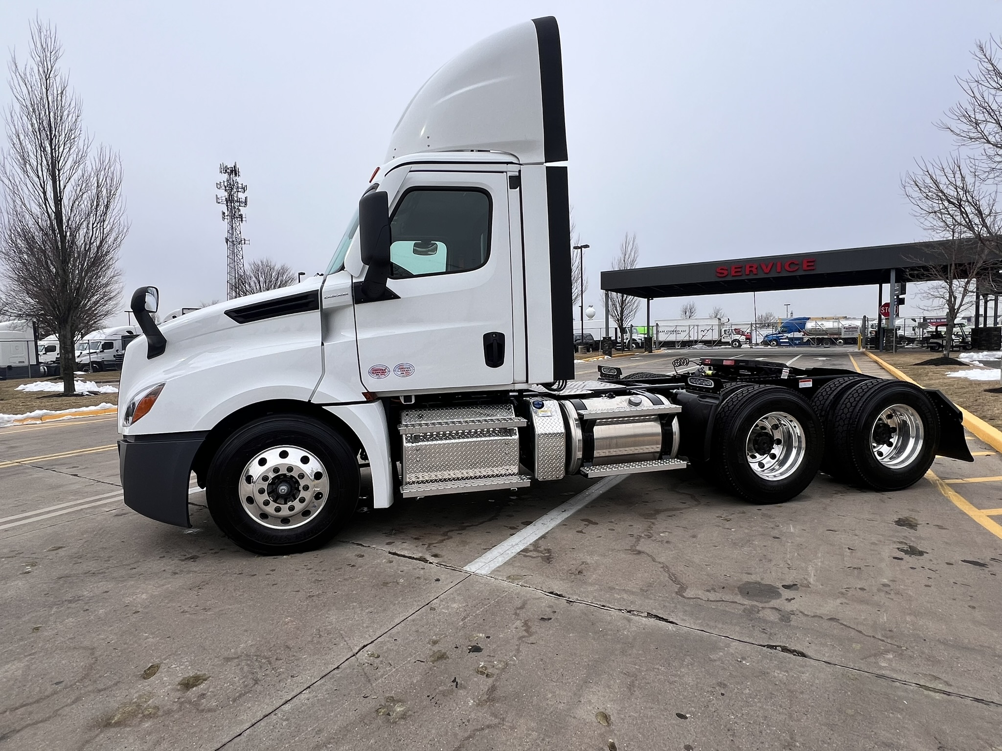 2025 FREIGHTLINER CASCADIA 126 - image 3 of 6