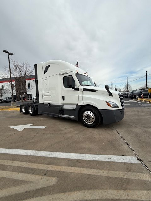 2023 Freightliner CASCADIA 126 - image 1 of 6