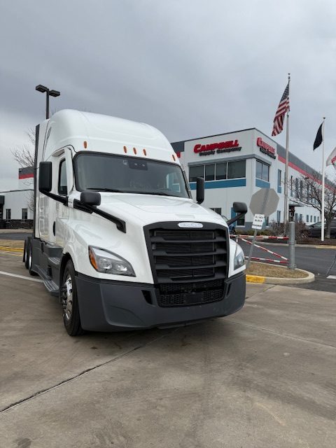 2023 Freightliner CASCADIA 126 - image 2 of 6