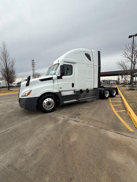 2023 Freightliner CASCADIA 126 - image 3 of 6