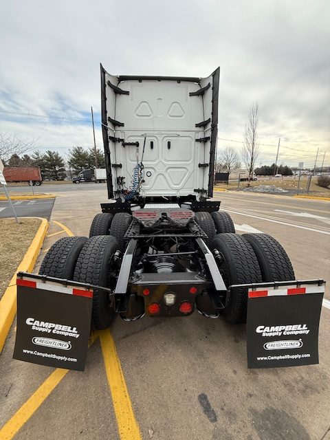 2023 Freightliner CASCADIA 126 - image 4 of 6