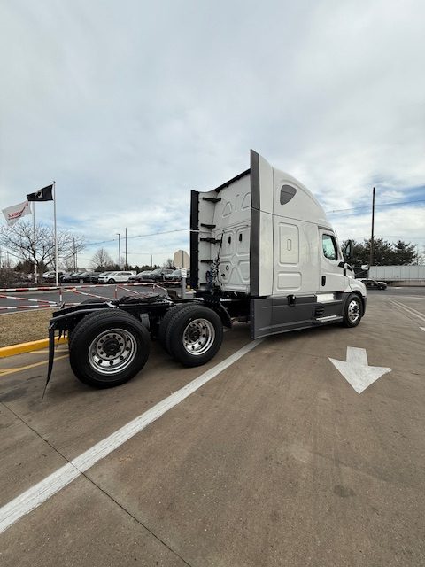 2023 Freightliner CASCADIA 126 - image 5 of 6