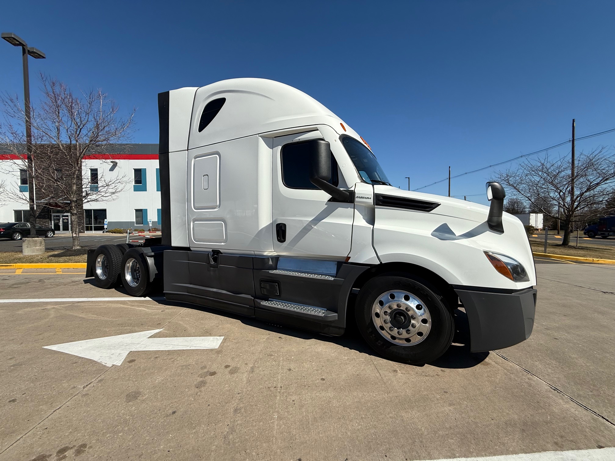 2023 FREIGHTLINER CASCADIA PT126S - image 1 of 6